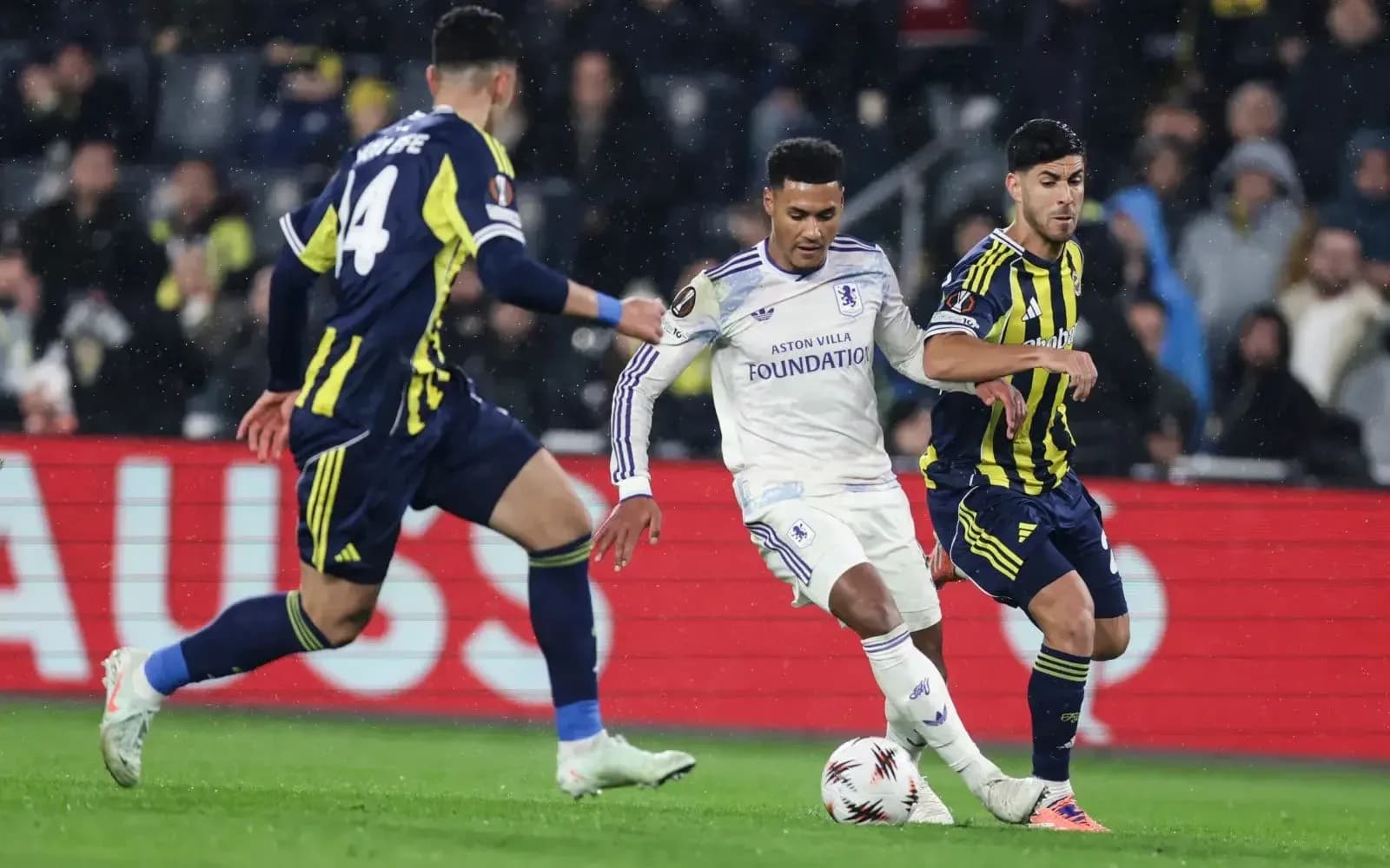 Aston Villa contra Fenerbahçe en partido de fútbol