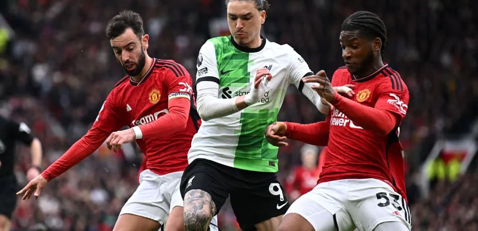Jugadores de Liverpool y Manchester United en disputa