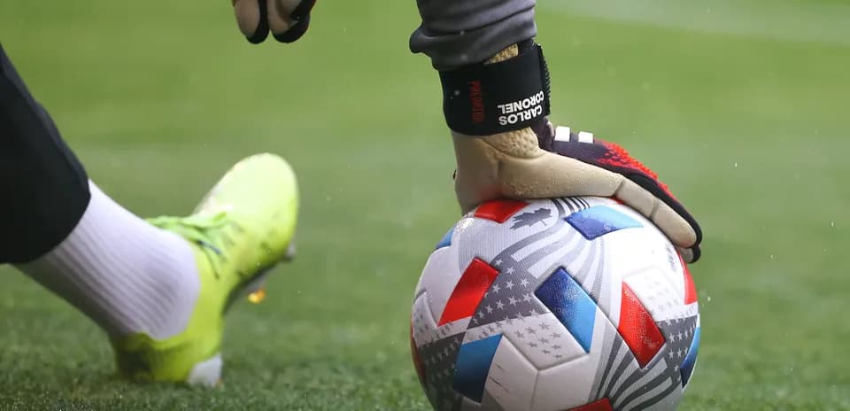 Portero colocando balón en el campo de juego