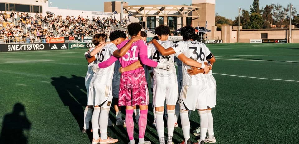 Equipo de fútbol en huddle antes del partido