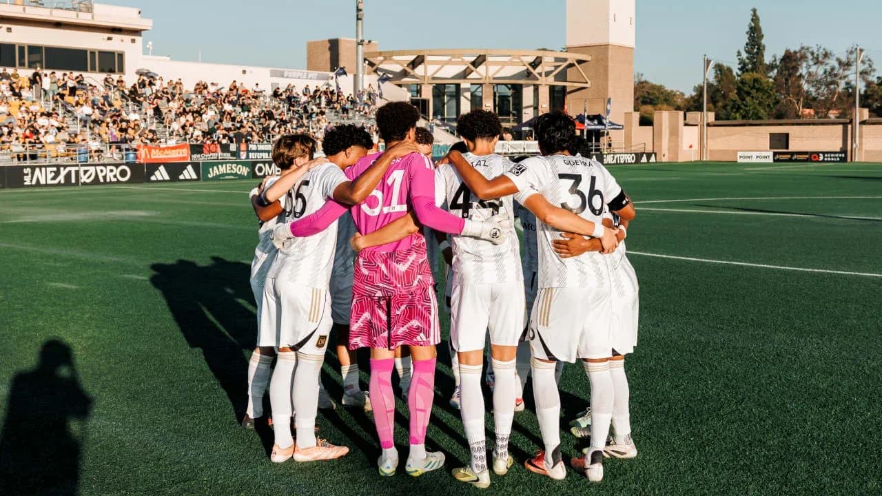 Equipo de fútbol en huddle antes del partido