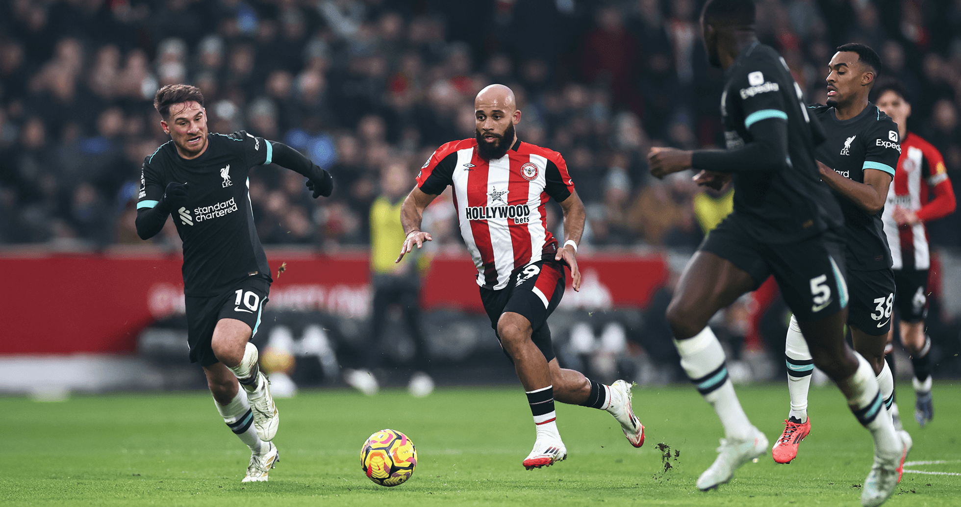 Un jugador de Brentford avanza con el balón