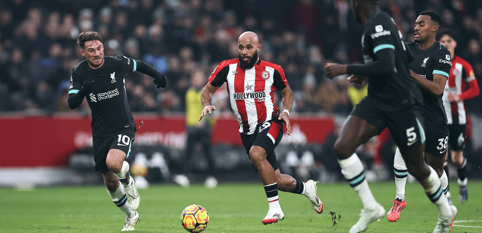 Un jugador de Brentford avanza con el balón