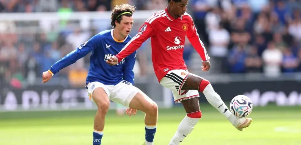 Jugador de Manchester United controla el balón en partido
