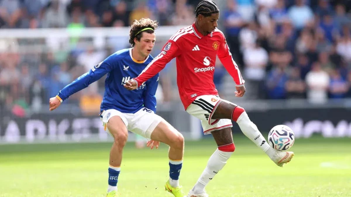 Jugador de Manchester United controla el balón en partido