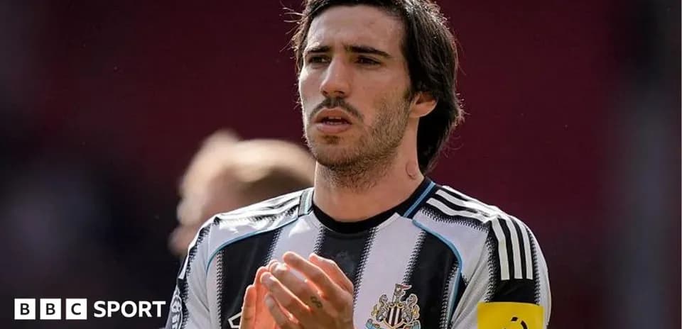 Jugador aplaudiendo en el campo de fútbol