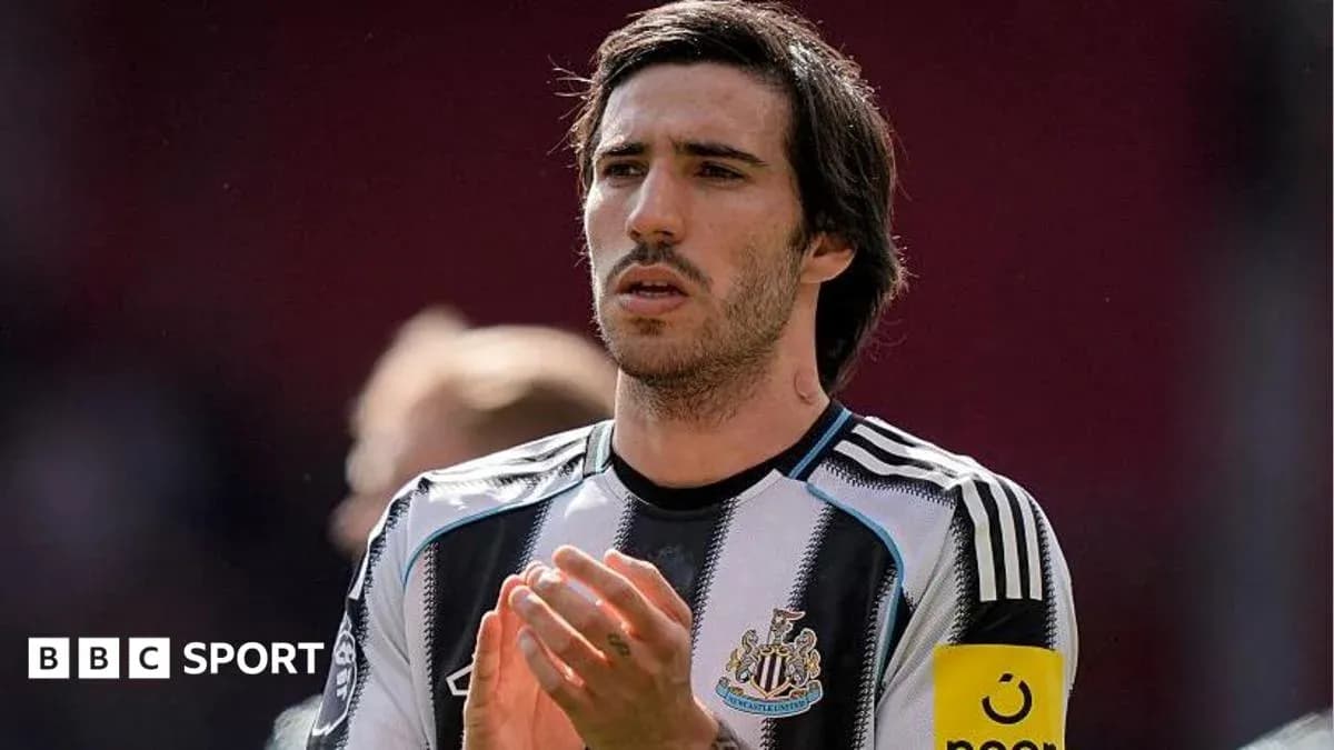 Jugador aplaudiendo en el campo de fútbol