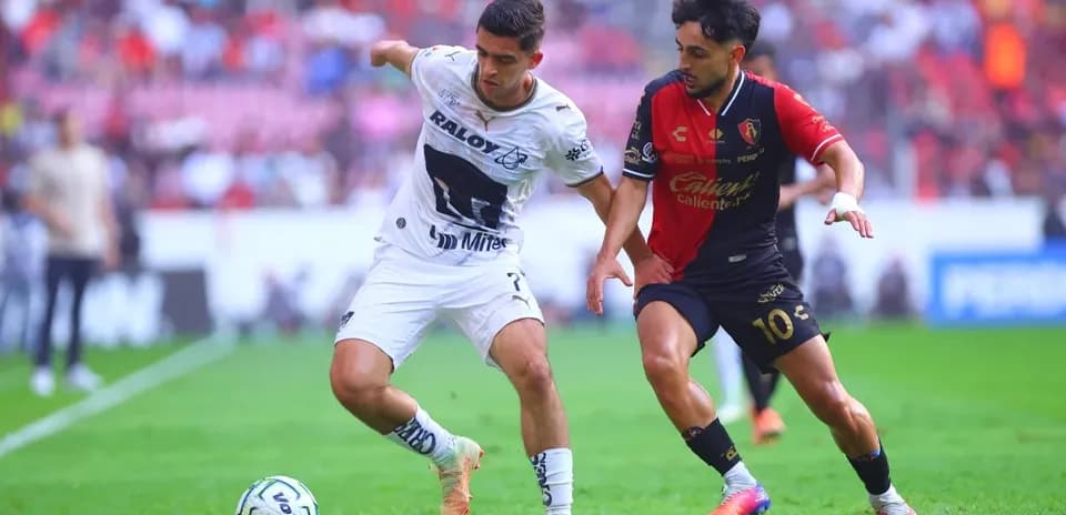 Jugadores de Atlas y U.N.A.M. luchando por el balón