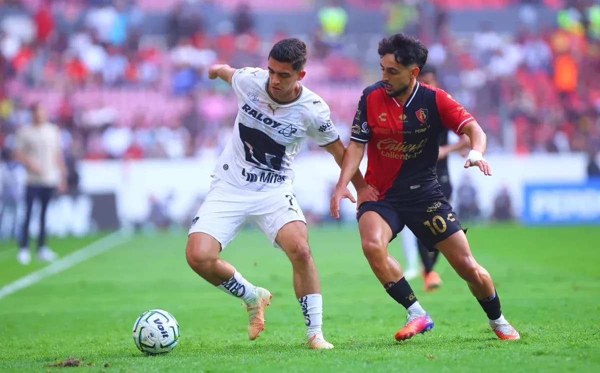 Jugadores de Atlas y U.N.A.M. luchando por el balón