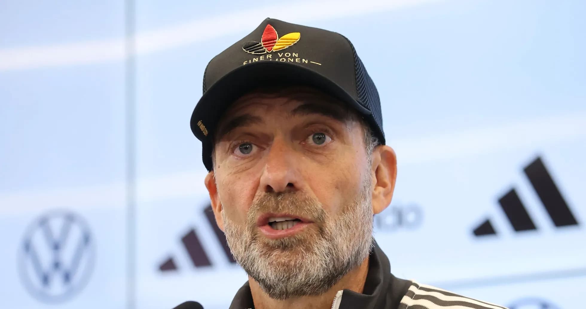 Entrenador hablando en rueda de prensa