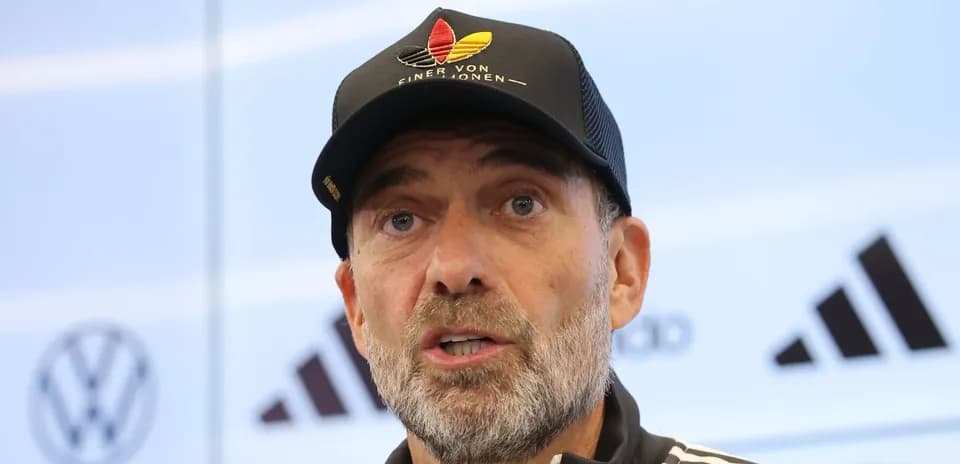 Entrenador hablando en rueda de prensa
