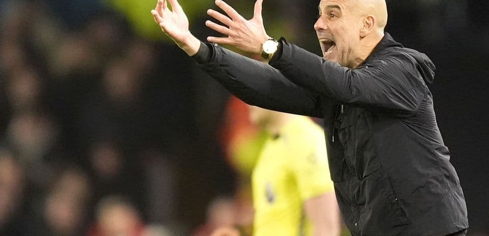 Entrenador gesticulando en la línea de banda