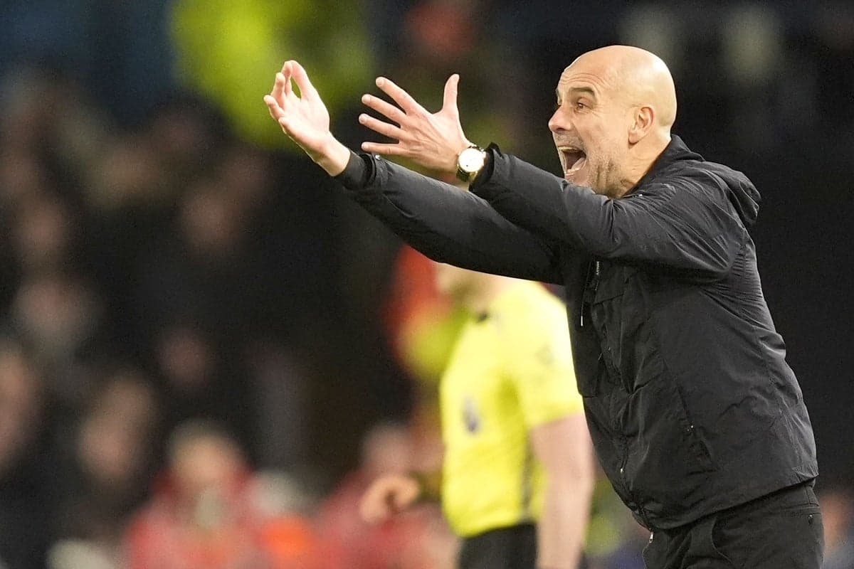 Entrenador gesticulando en la línea de banda
