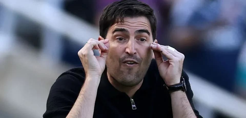 Entrenador dirigiendo a su equipo desde la banda