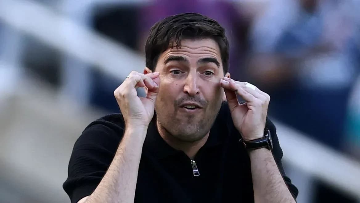 Entrenador dirigiendo a su equipo desde la banda