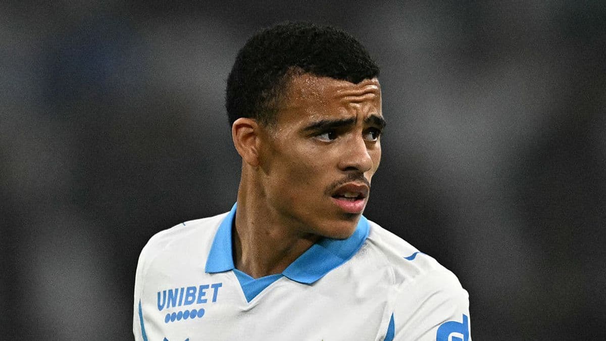 Jugador de fútbol con camiseta blanca y azul en acción