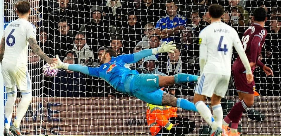 Portero lanzándose para detener un penalti