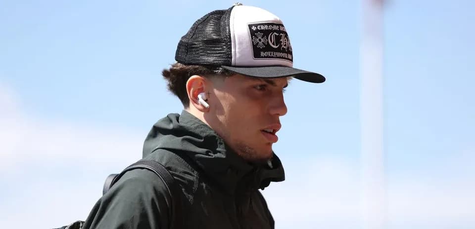 Jugador con gorra y auriculares caminando