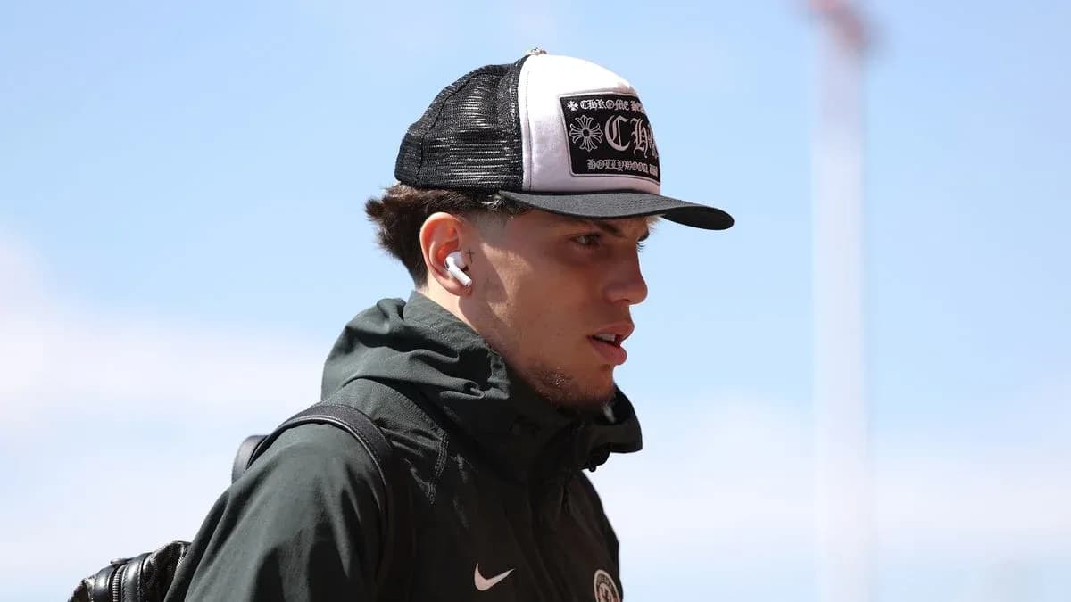 Jugador con gorra y auriculares caminando