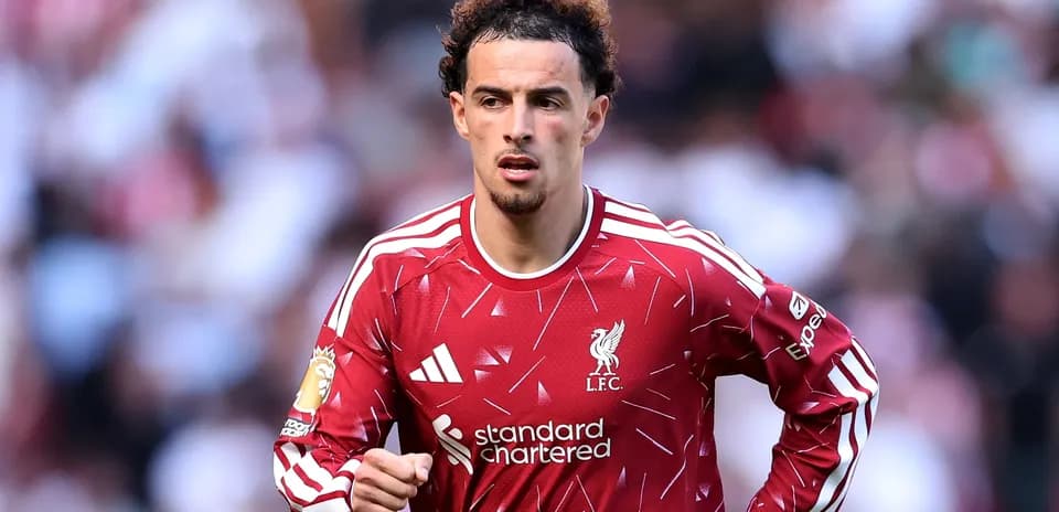 Jugador de Liverpool corriendo en el campo