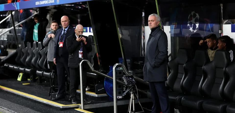 Entrenador observando el partido desde el banquillo