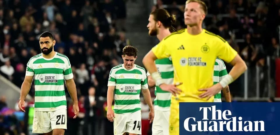 Jugadores de Celtic caminando tras derrota en partido