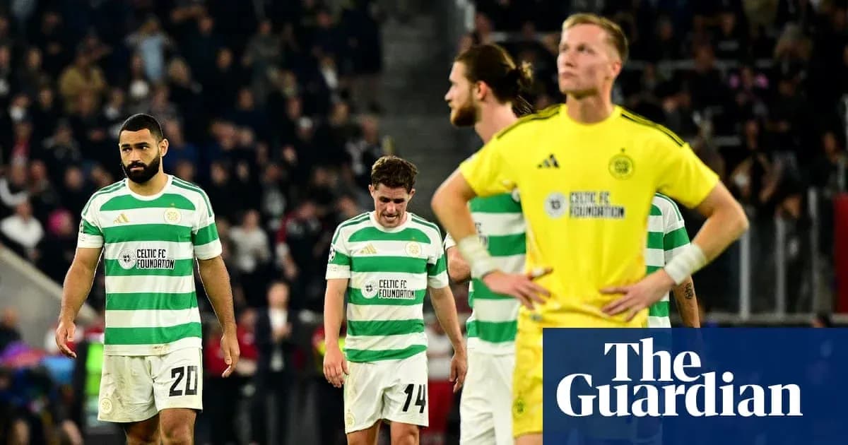 Jugadores de Celtic caminando tras derrota en partido