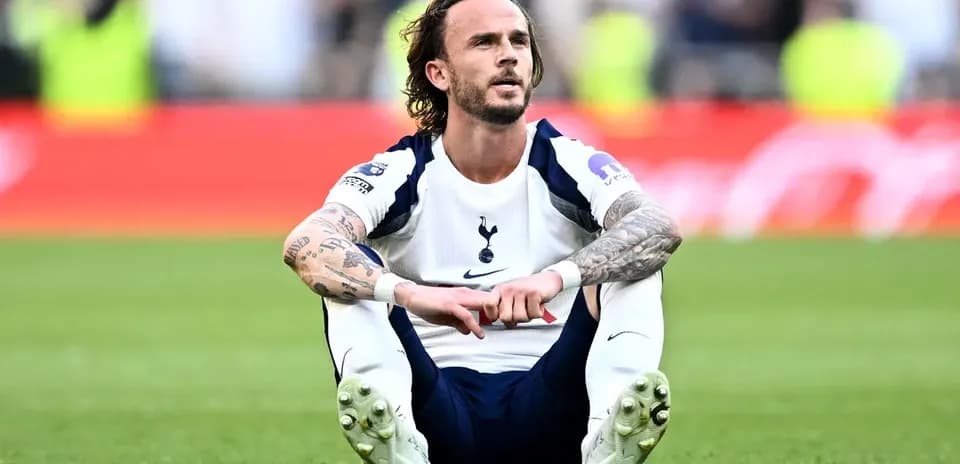 Jugador de Tottenham sentado en el campo de fútbol