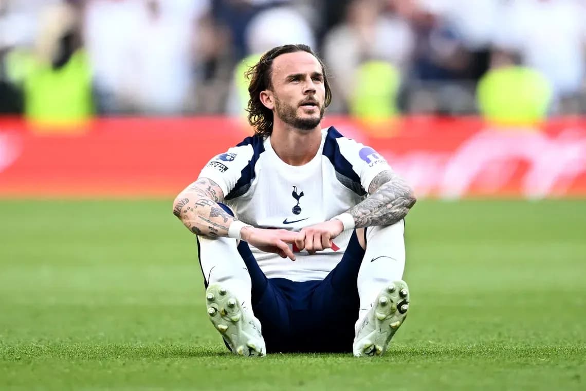 Jugador de Tottenham sentado en el campo de fútbol
