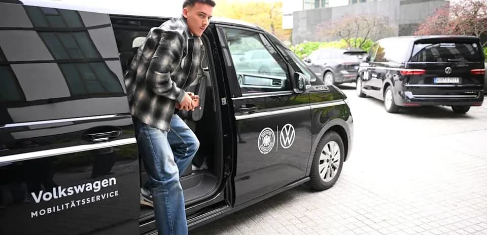 Jugador saliendo de un vehículo Volkswagen en un evento