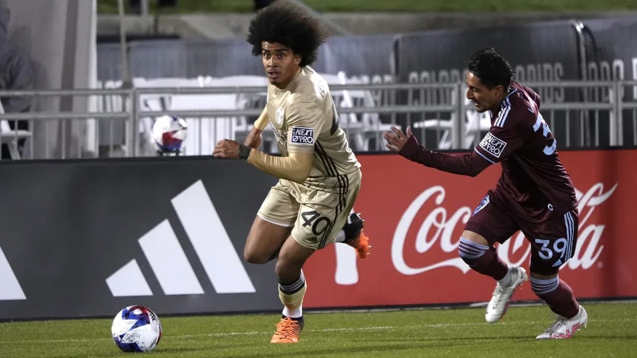 Un jugador de Portland Timbers II corriendo con el balón