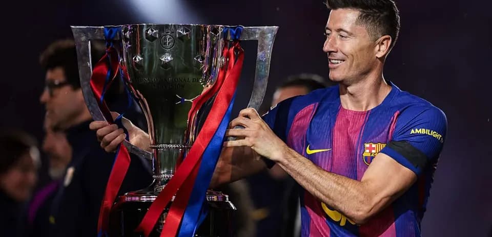 Jugador de Barcelona levantando el trofeo de la liga