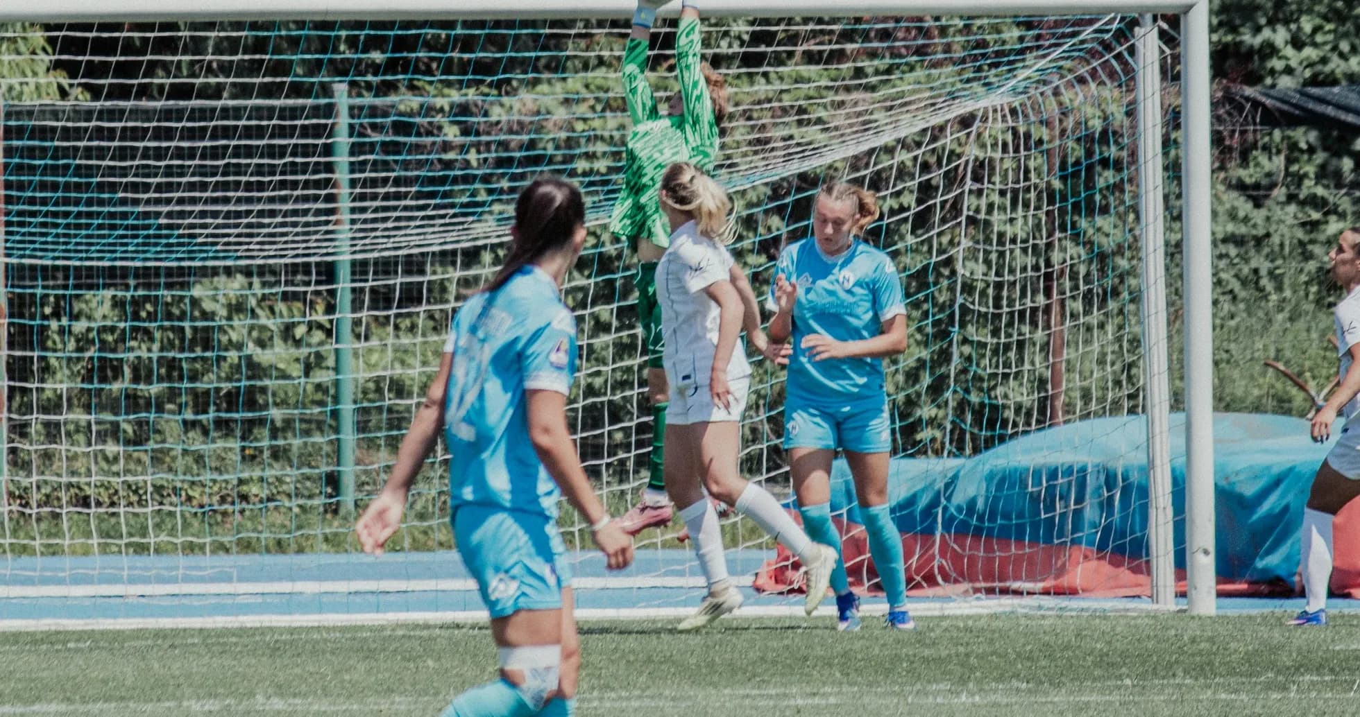 Portera atrapando el balón durante el partido