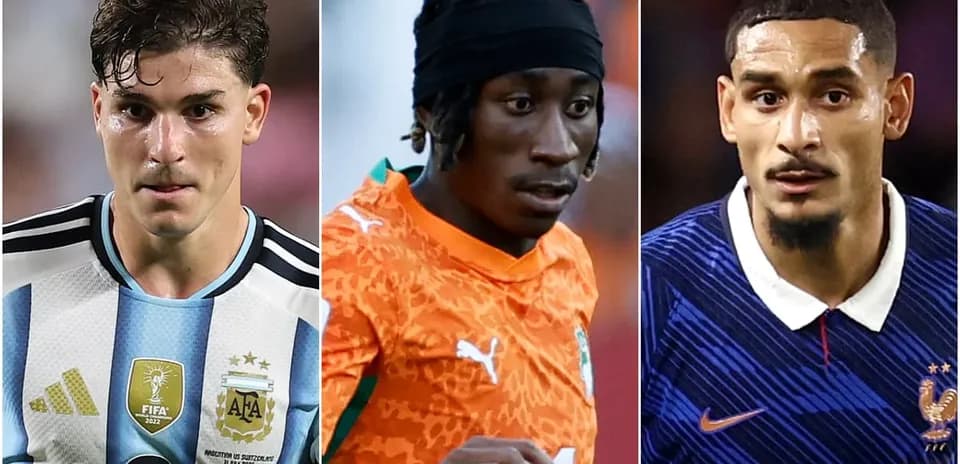 Tres jugadores de fútbol en sus uniformes nacionales
