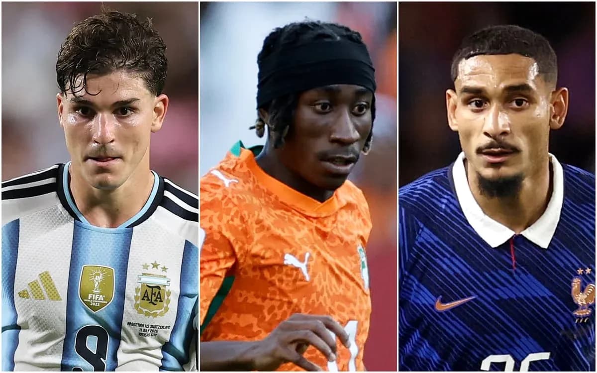 Tres jugadores de fútbol en sus uniformes nacionales