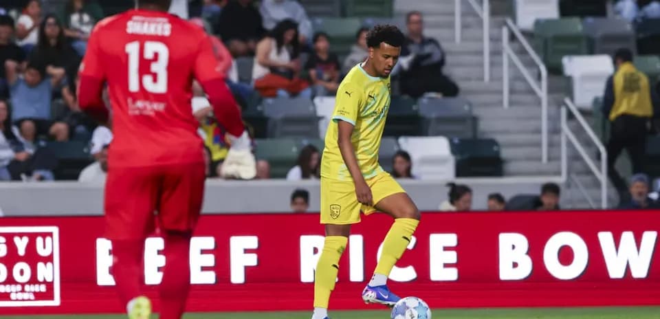 Jugador de New Mexico United con balón