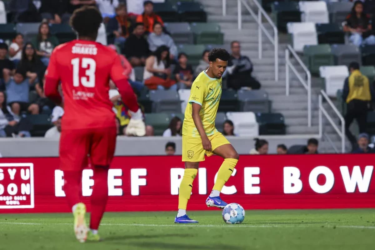 Jugador de New Mexico United con balón