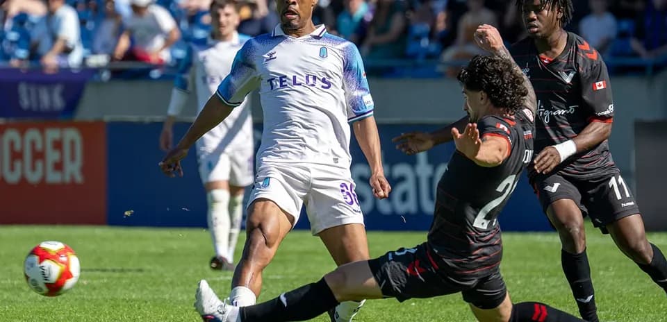 Acción entre Vancouver FC y Pacific FC