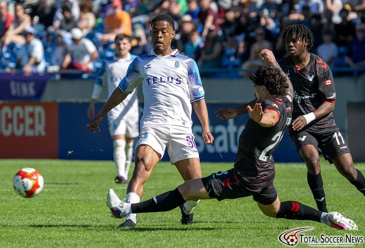 Acción entre Vancouver FC y Pacific FC