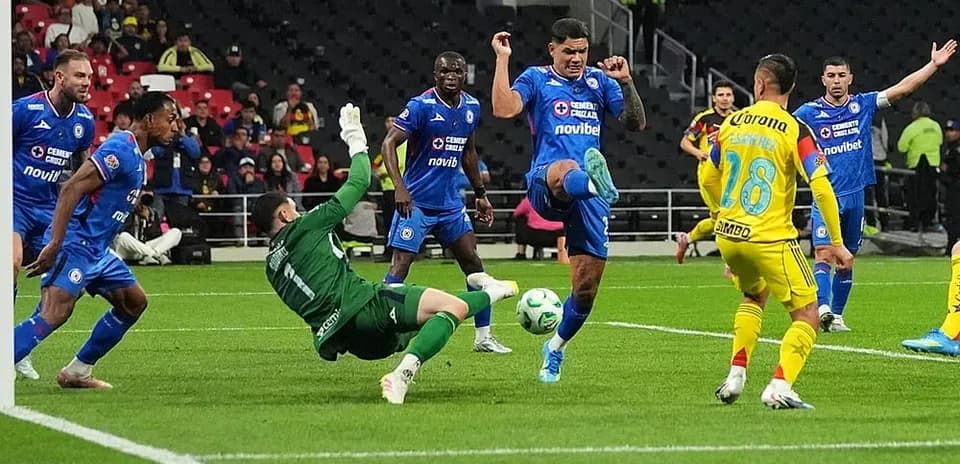 Acción de juego entre Cruz Azul y Club América