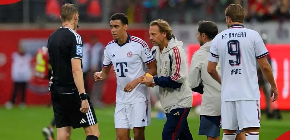 Jugador de Bayern Múnich siendo atendido por el staff