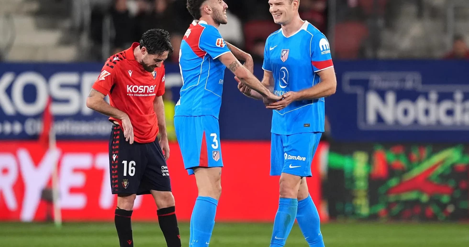 Jugadores de Atlético de Madrid y Osasuna en el campo