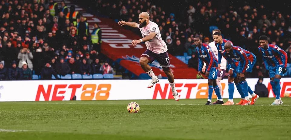 Jugador de Brentford lanzando un penalti