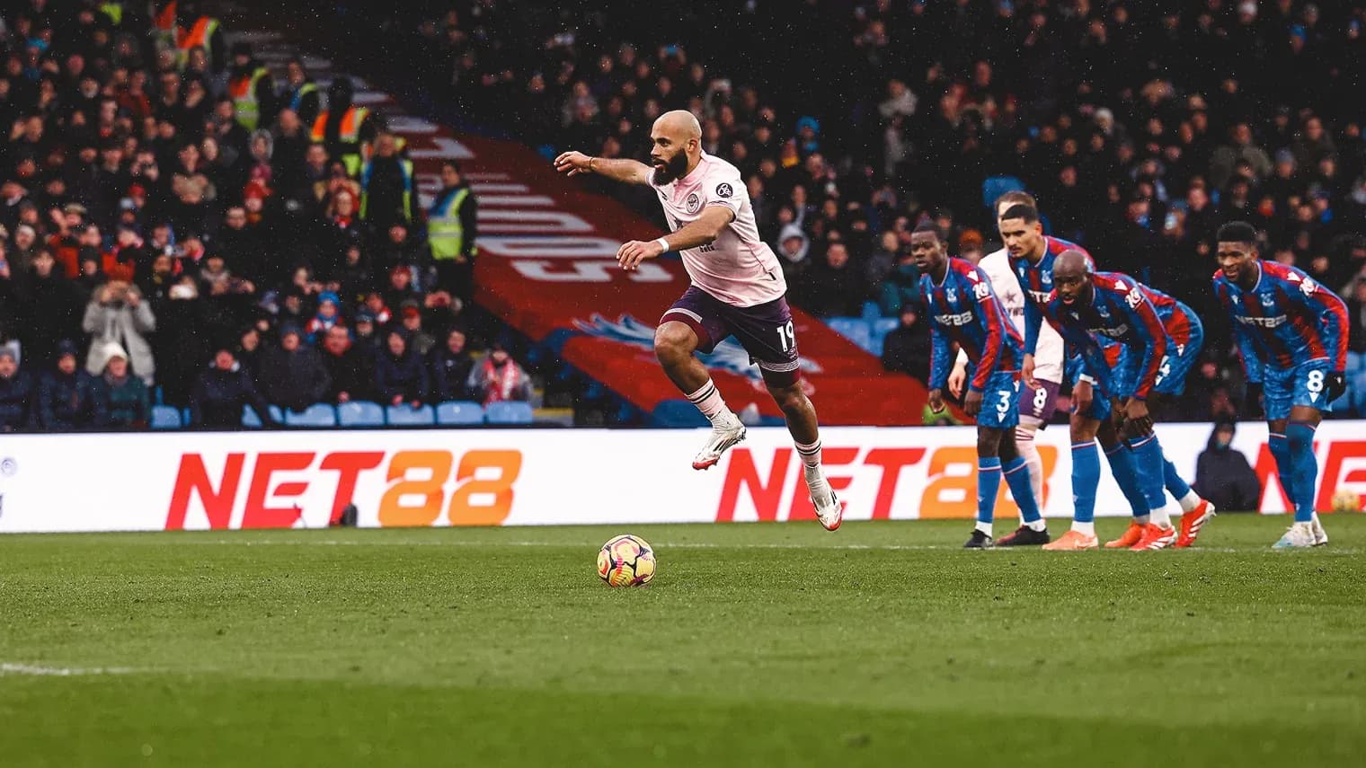 Jugador de Brentford lanzando un penalti