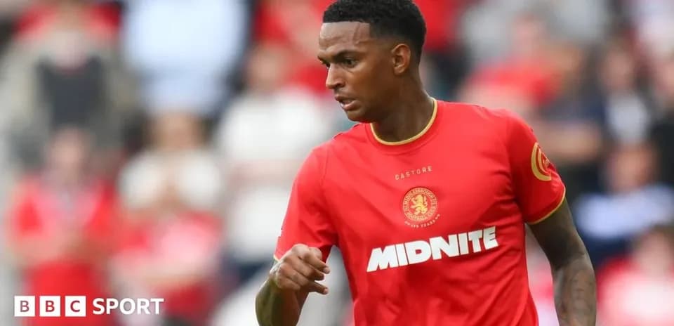 Jugador corriendo en campo con camiseta roja