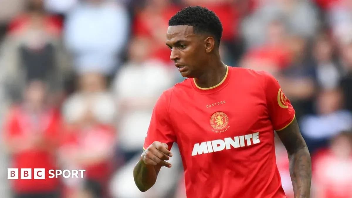 Jugador corriendo en campo con camiseta roja