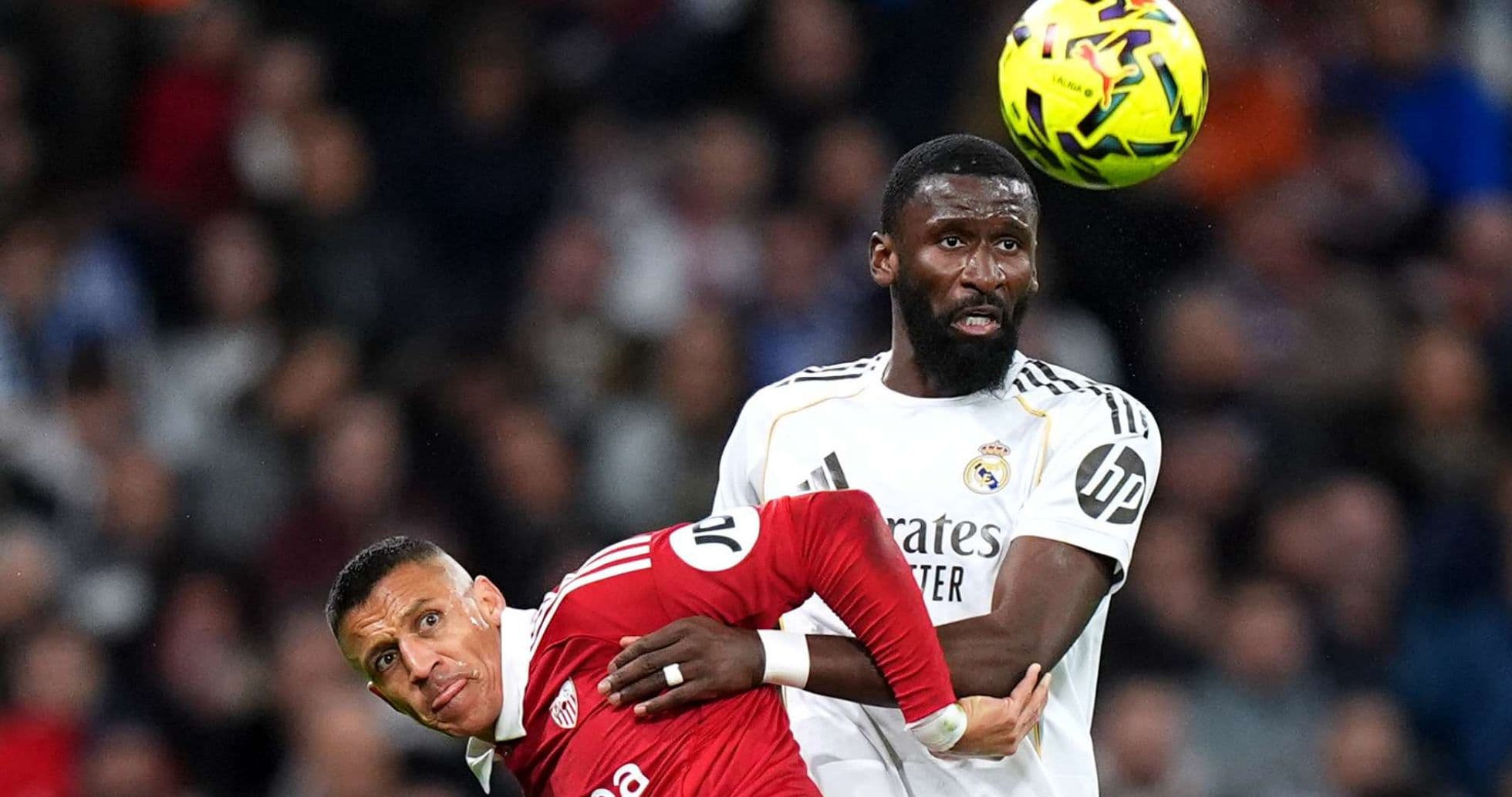 Acción entre jugadores de Sevilla y Real Madrid