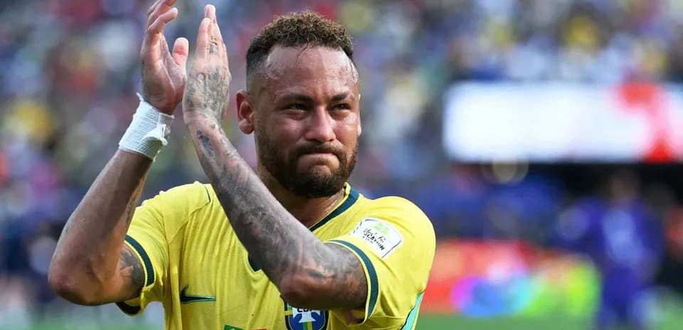Neymar aplaudiendo a la afición tras un partido
