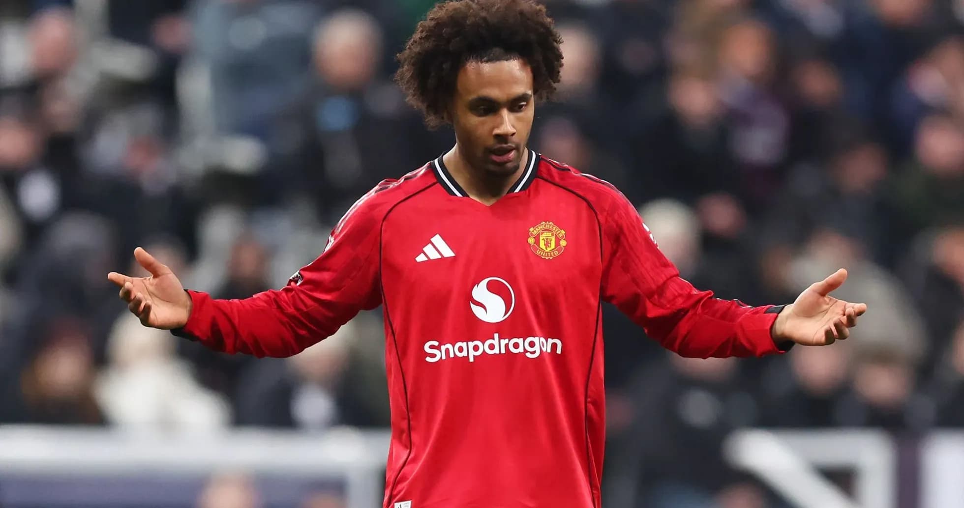 Jugador de Manchester United con camiseta roja en acción