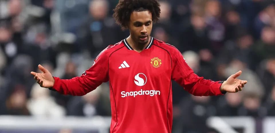 Jugador de Manchester United con camiseta roja en acción